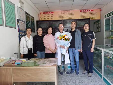 一群人站在商店前描述已自動生成