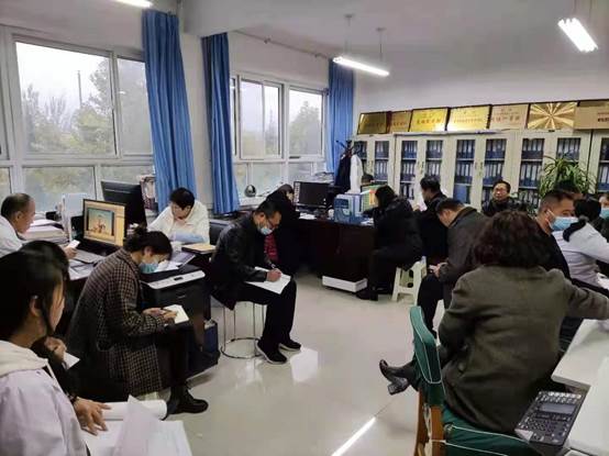 一群人在房間里的餐廳描述已自動(dòng)生成