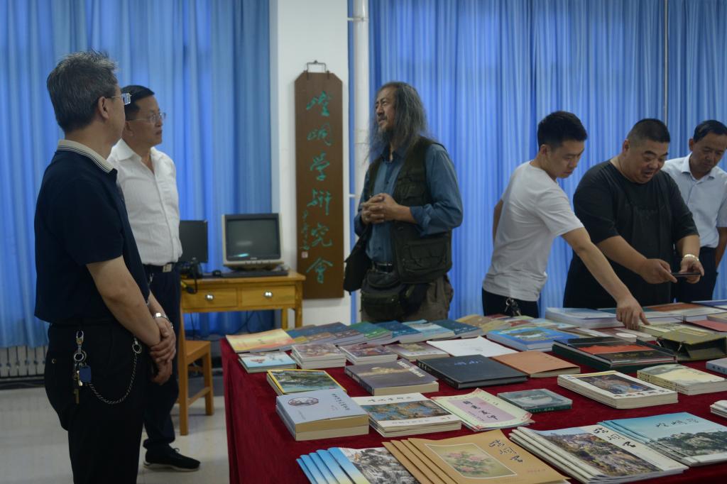 法中聯(lián)誼會主席畢征慶一行參觀考察平?jīng)鍪谢矢χk研究院