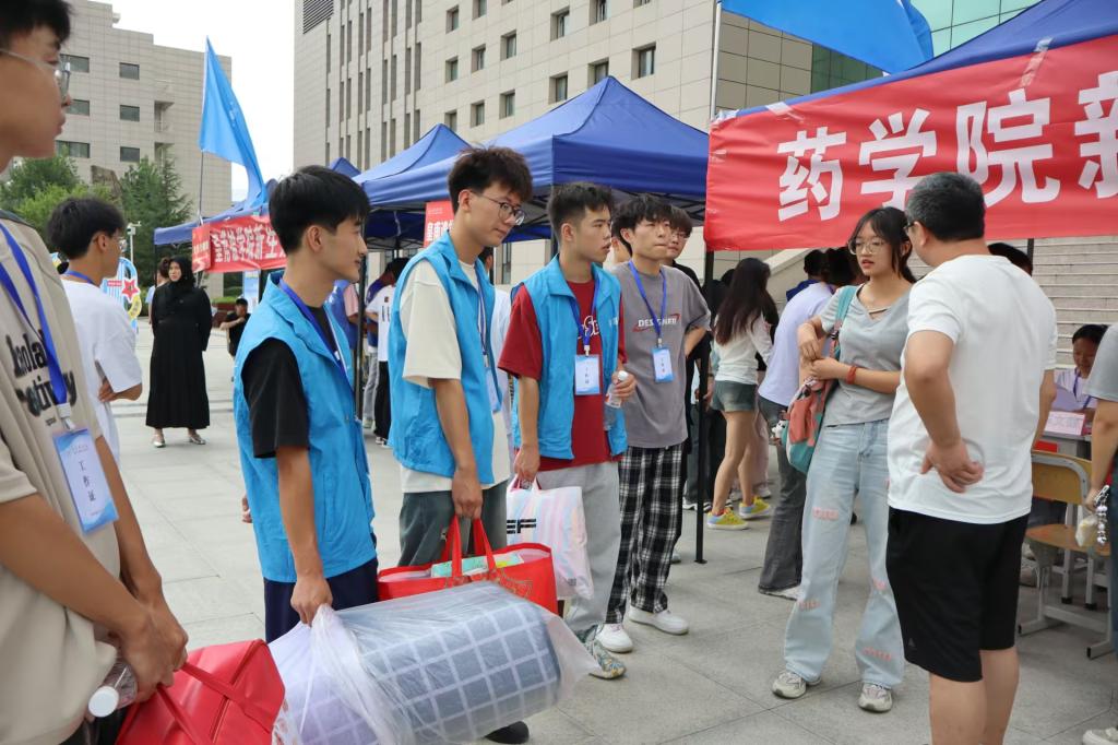 青春閃“藥”    滿“新”歡喜 ——甘肅醫(yī)學(xué)院藥學(xué)院喜迎2024級新生