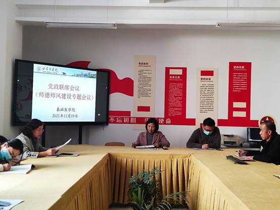 圖片包含 室內, 桌子, 男人, 電腦描述已自動生成